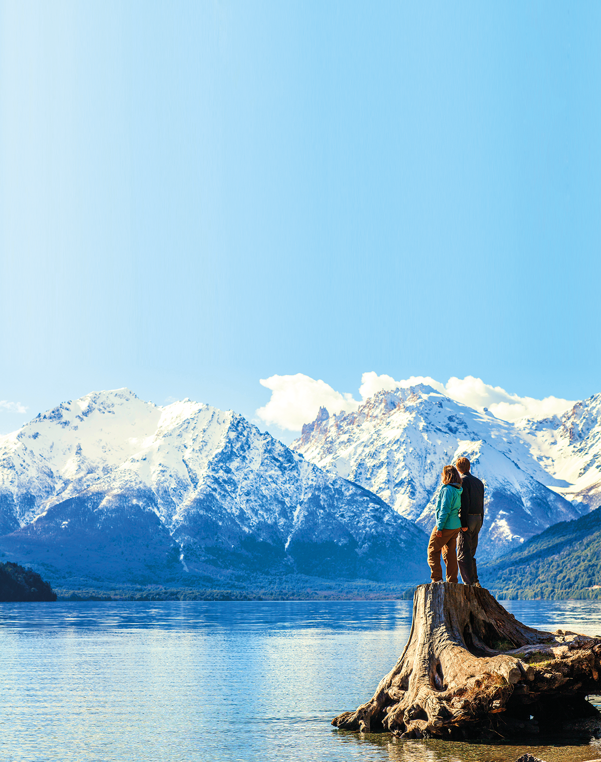 a distância, casal observa as montanhas em Bariloche