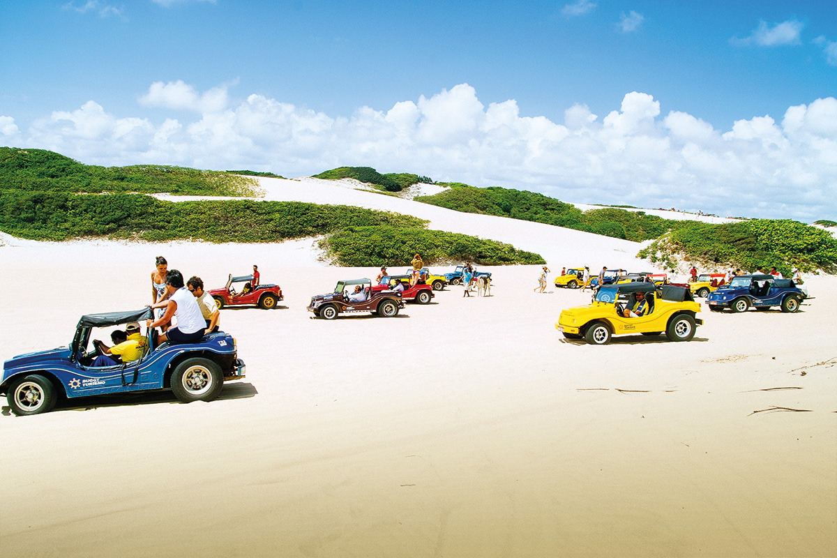 Buggies clordos passeiam nas areias brancas das dunas do Rio Grande do Norte