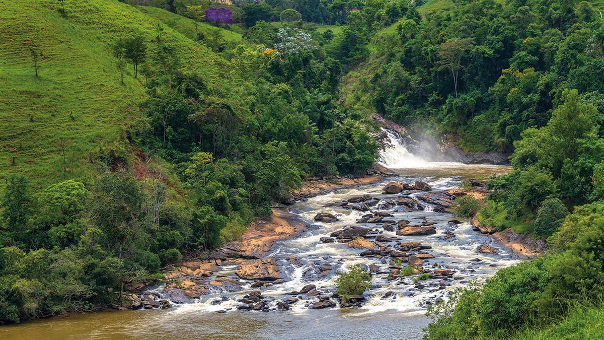 A 225 quilômetros de Vitória, no Espírito Santo, Ibitirama esbanja belezas naturais. Com trilhas ecológicas, quedas d’água e corredeiras desenhadas para quem sonha com passeios inesquecíveis, o município é conhecido como “cidade das cachoeiras”.