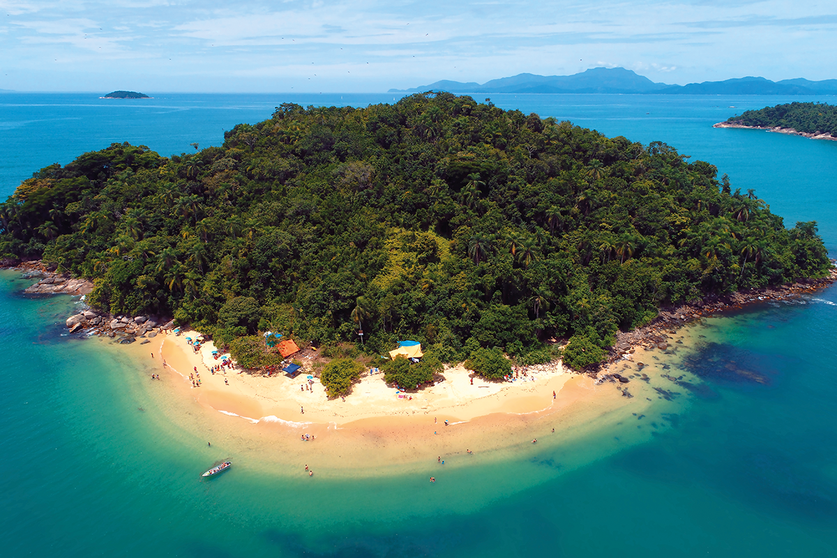 Vista aérea da costa verde em paraty mostra a praia e a água transparente