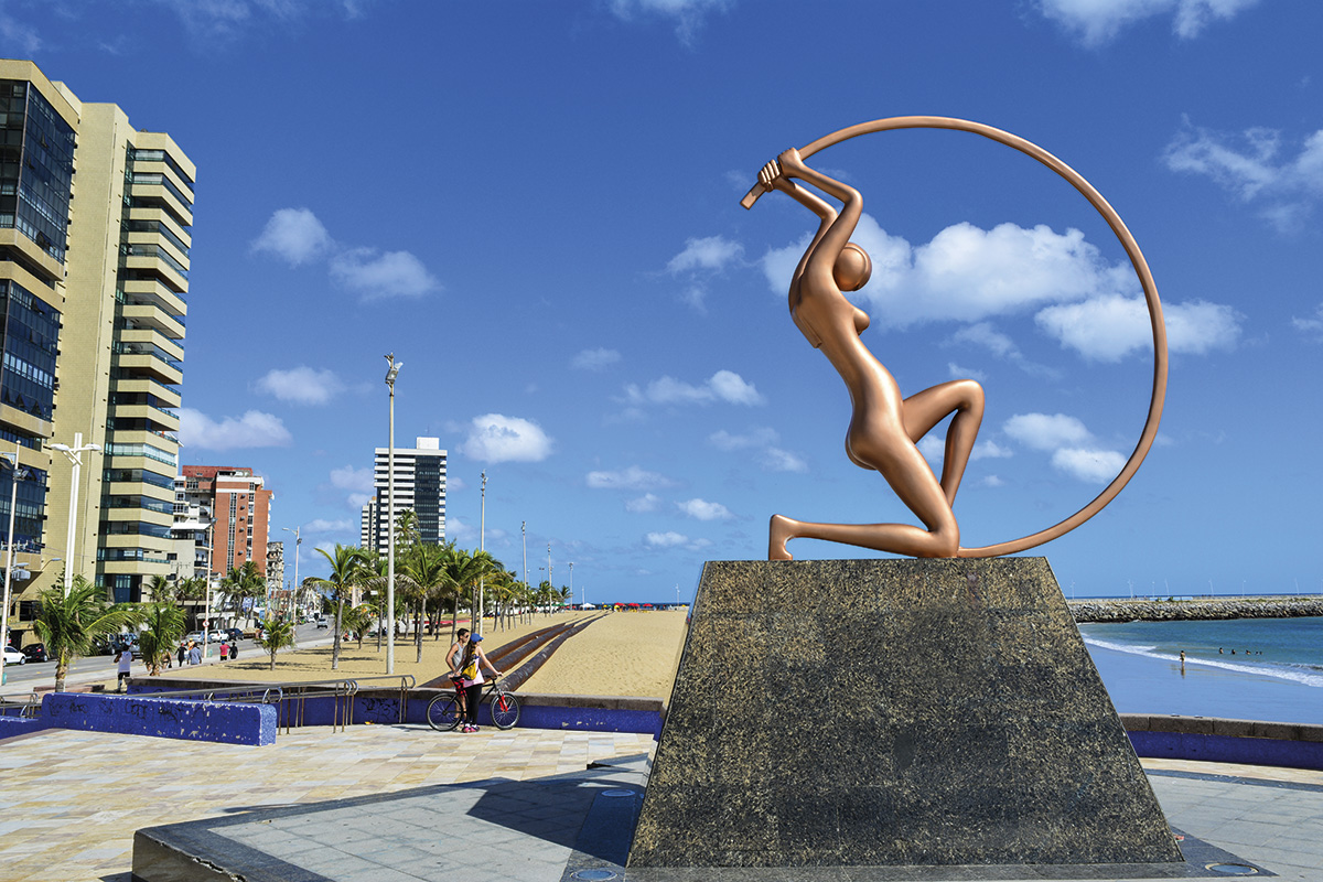 A famosa estátua de Iracema homenageia a obra do escritor José de Alencar. Abaixo, o Centro Dragão do Mar de Arte e Cultura reúne museus, teatros, galerias e mais