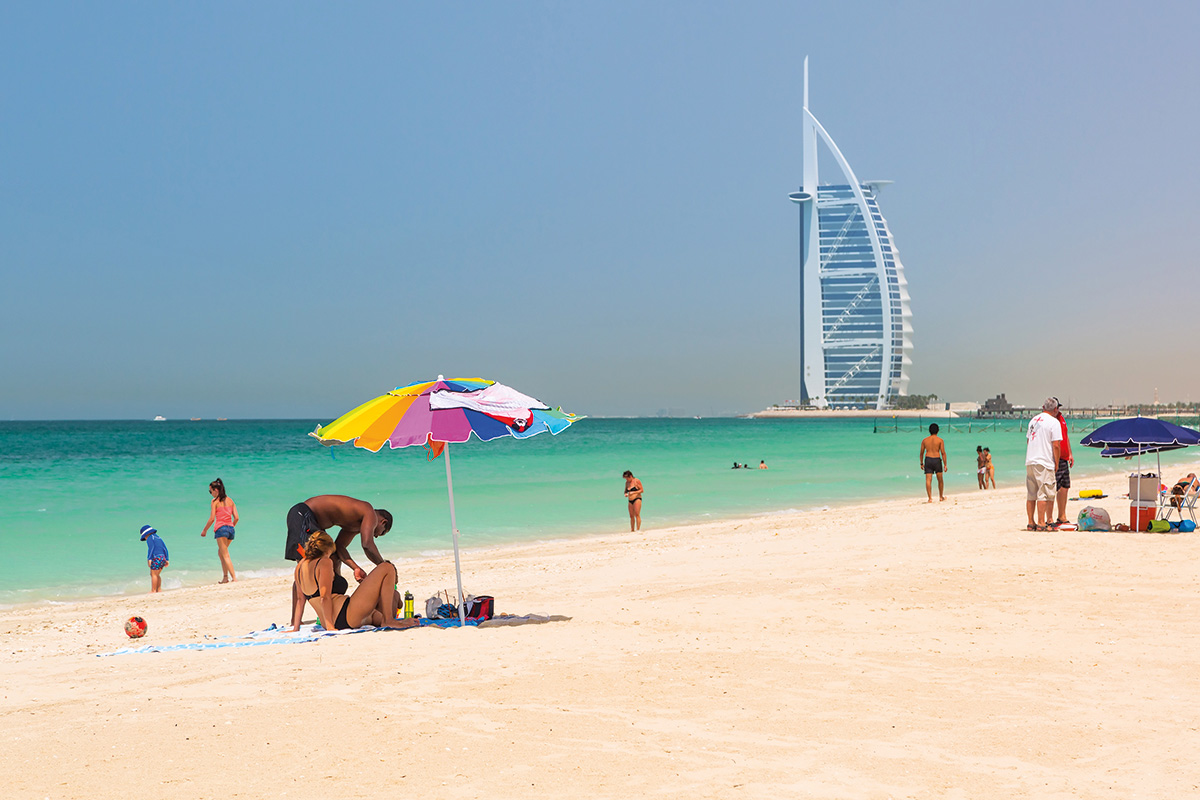 Sol e bronze - A Jumeirah Beach está entre as várias pequenas praias públicas de Dubai