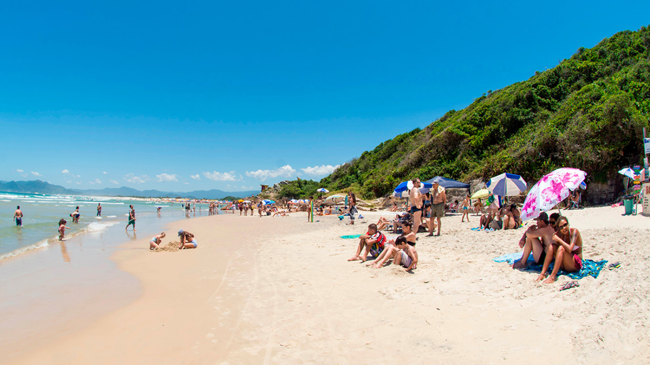 4 destinos para colocar o pé na areia no Sul do Brasil