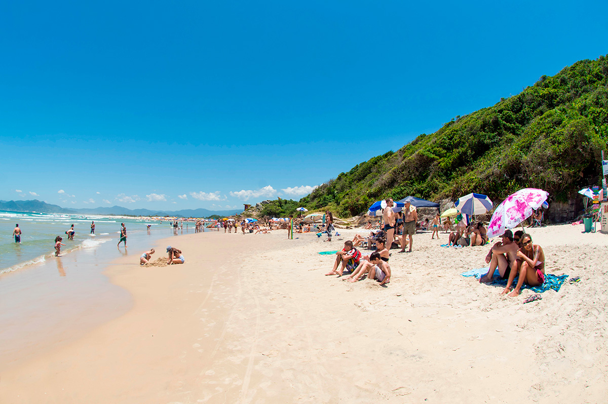 4 destinos para colocar o pé na areia no Sul do Brasil