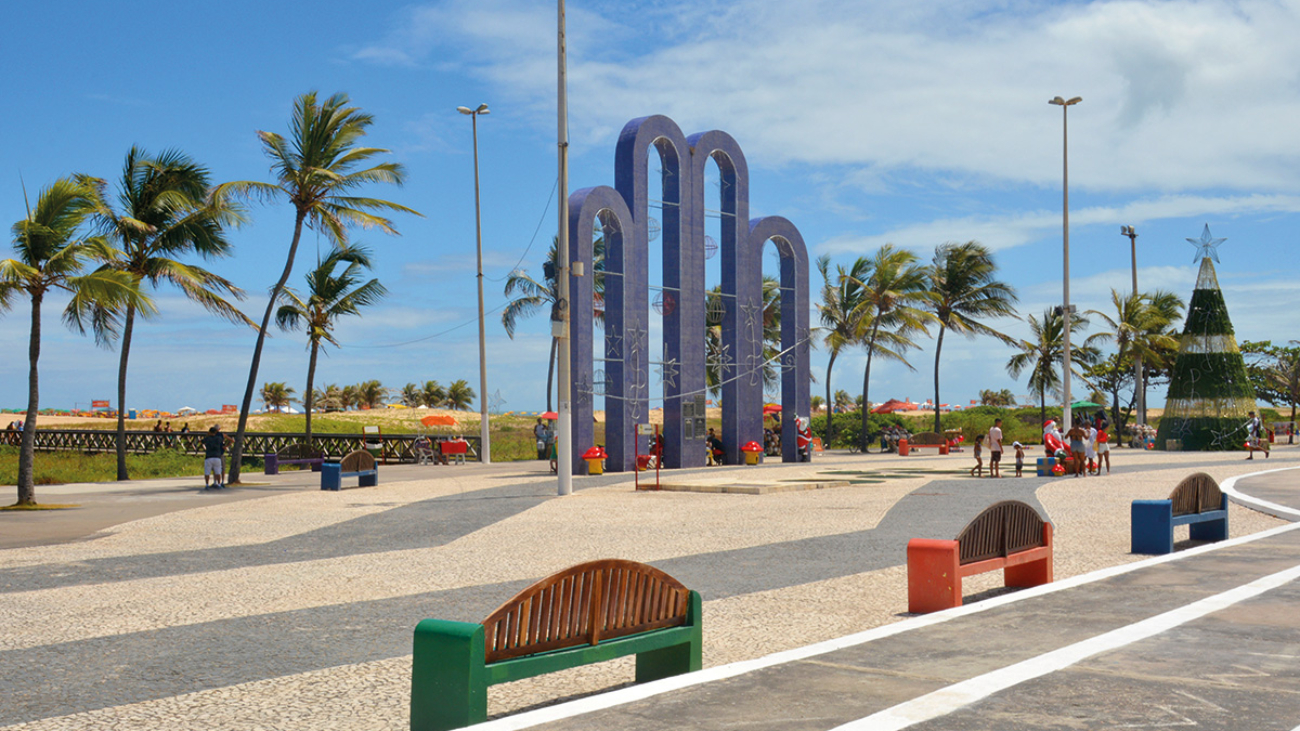 Arcos azuis gigantes na beira da praia
