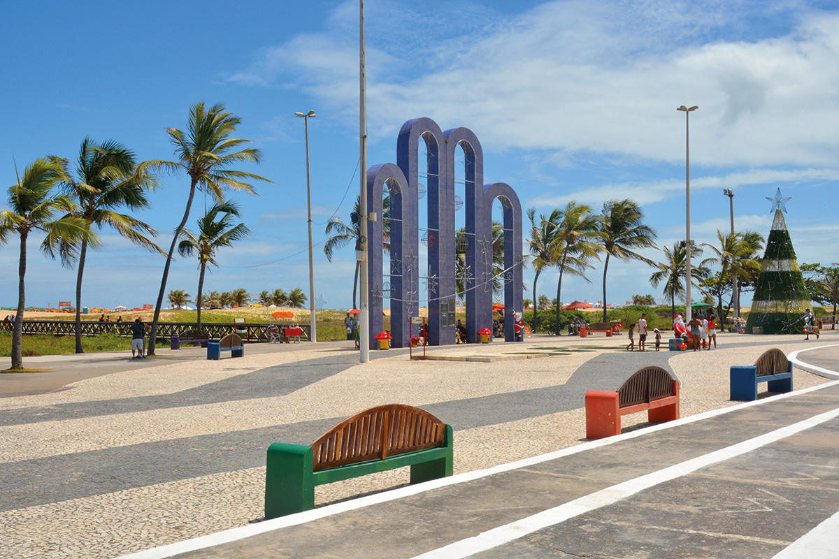 Arcos azuis gigantes na beira da praia