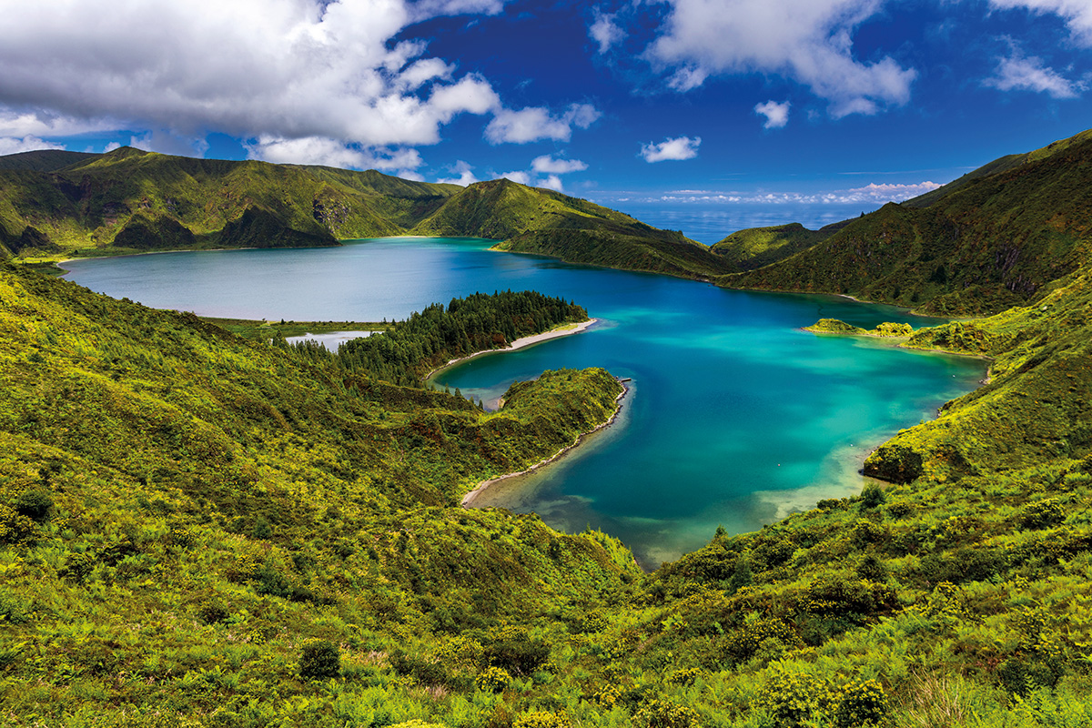 Lago azul no centro de várias montanhas verdejantes