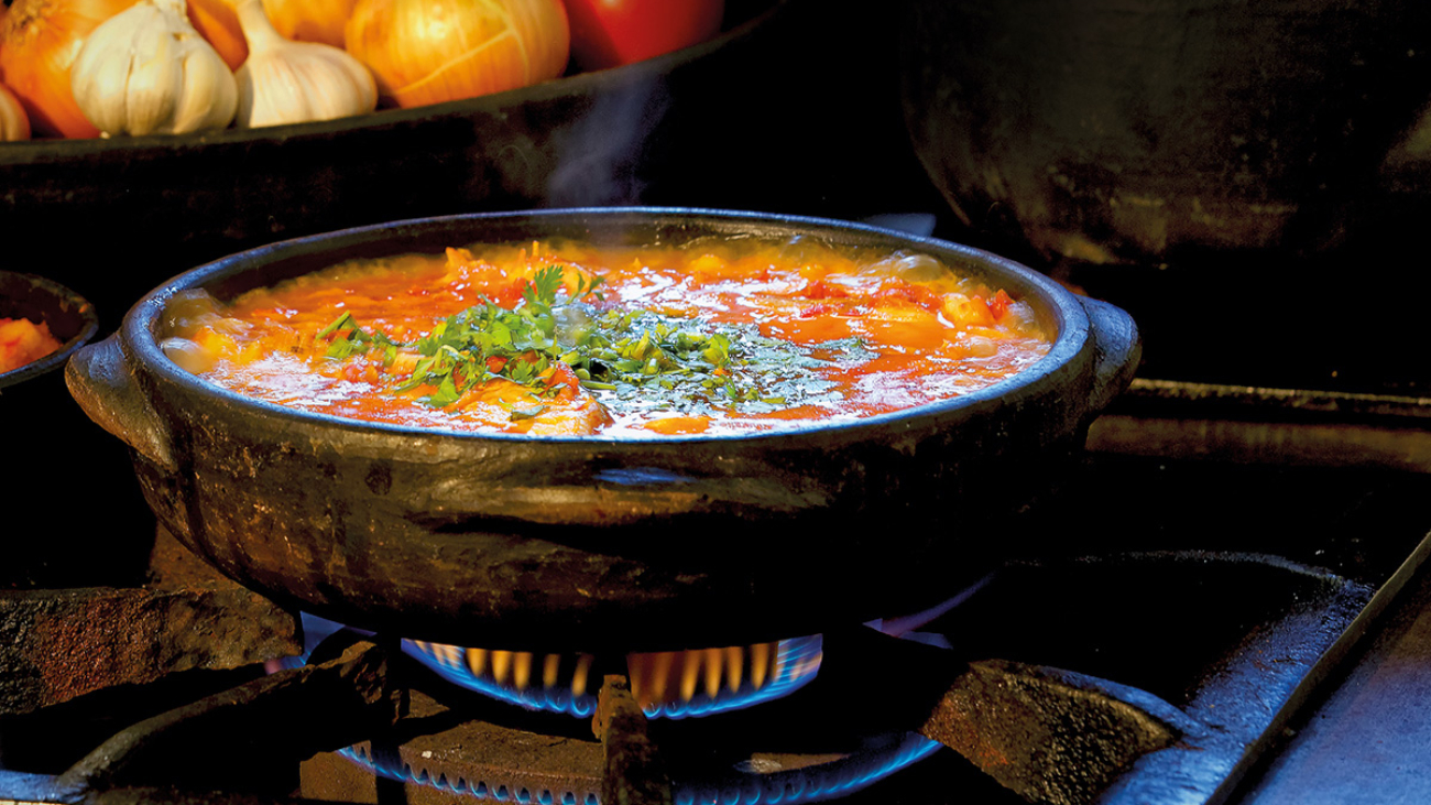 Moqueca vem da expressão “moquém”, que se trata da grelha de varas que os índios utilizavam para assar o peixe em folhas de bananeiras