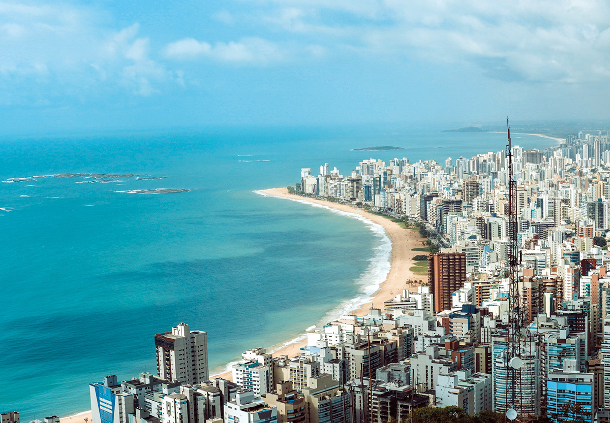 Imagem aérea da Praia de Vila Velha com vários prédios ao seu redor