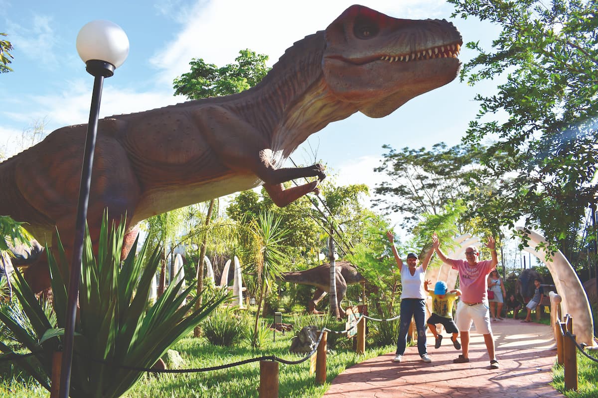 Vale dos Dinossauros: o espaço está localizado em Olímpia/SP. Destaque para o Tiranossauro Rex e o Brachiosaurus.