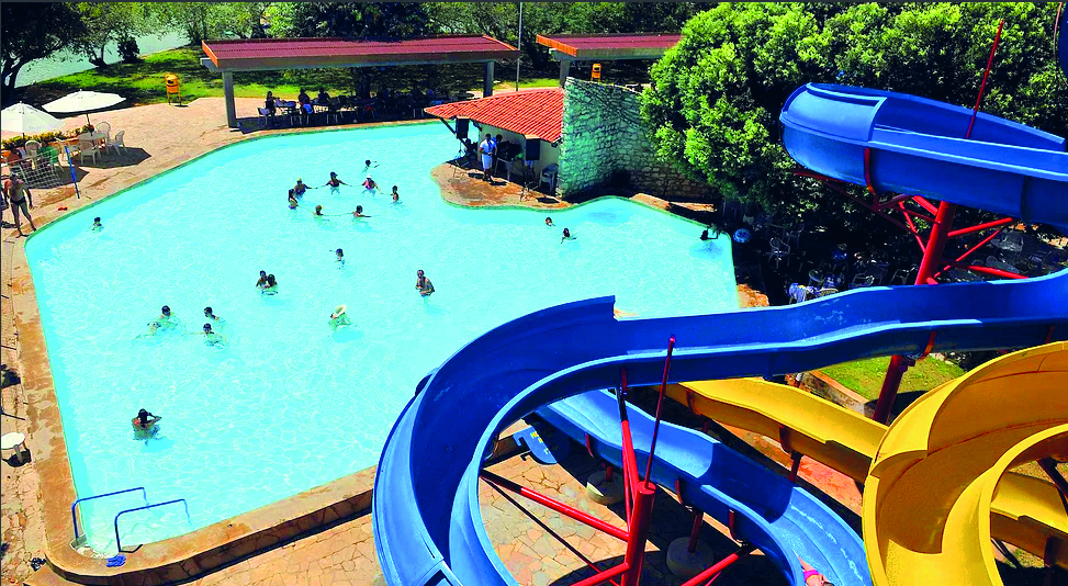 Parque com piscina e toboágua