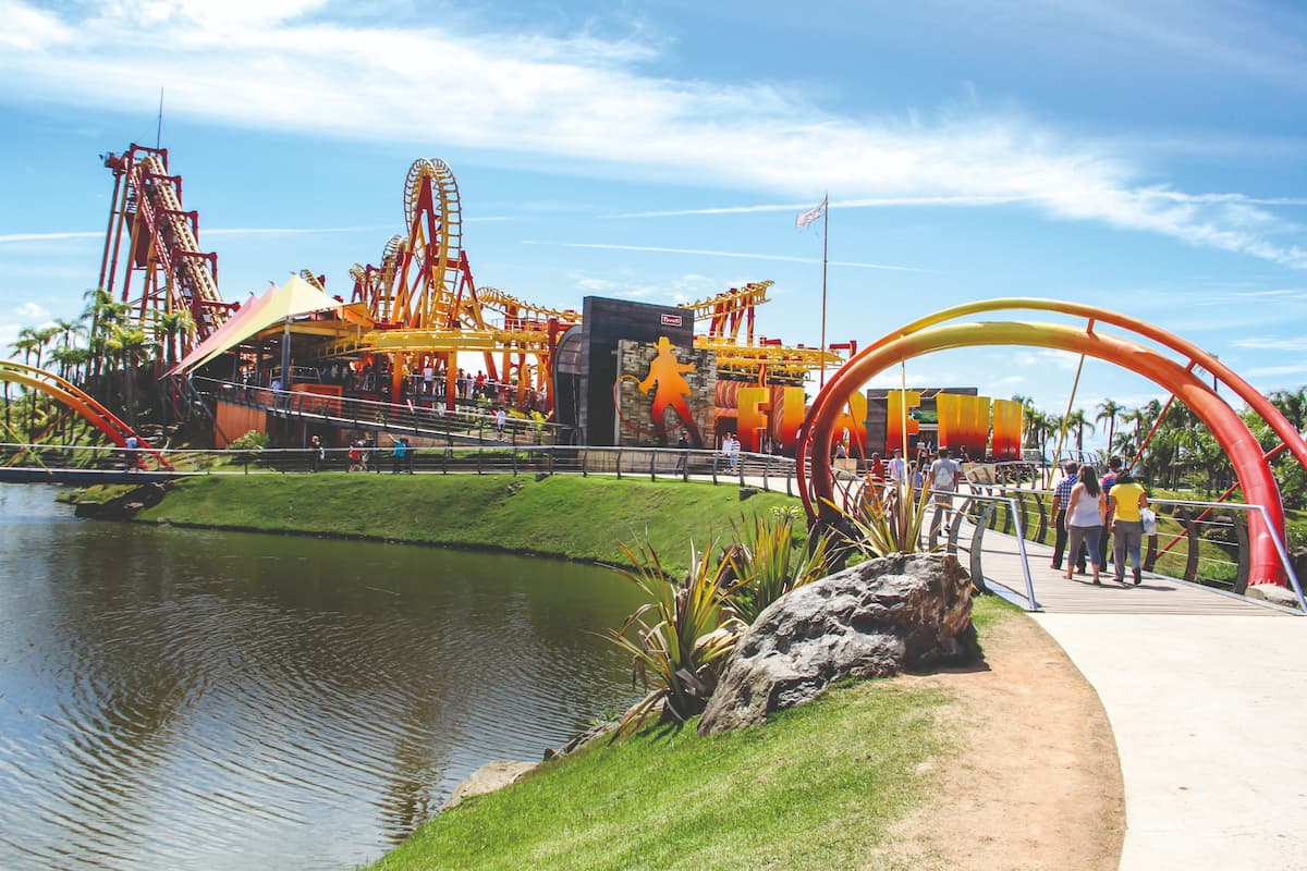 FireWhip: conhecida como Chicote de Fogo, a montanha-russa é a mais radical do Beto Carrero World e a primeira invertida do Brasil.