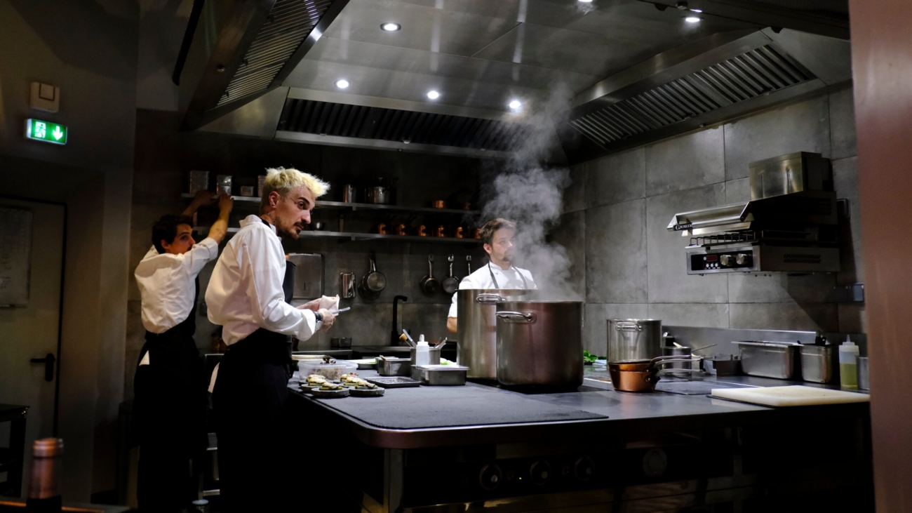 An,Executive,Chef,Cuts,With,Knife,A,Fish,At,The