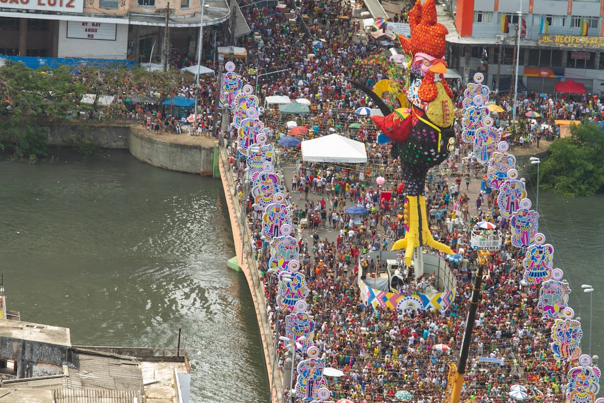 Carnaval agita cidades e reúne multidões