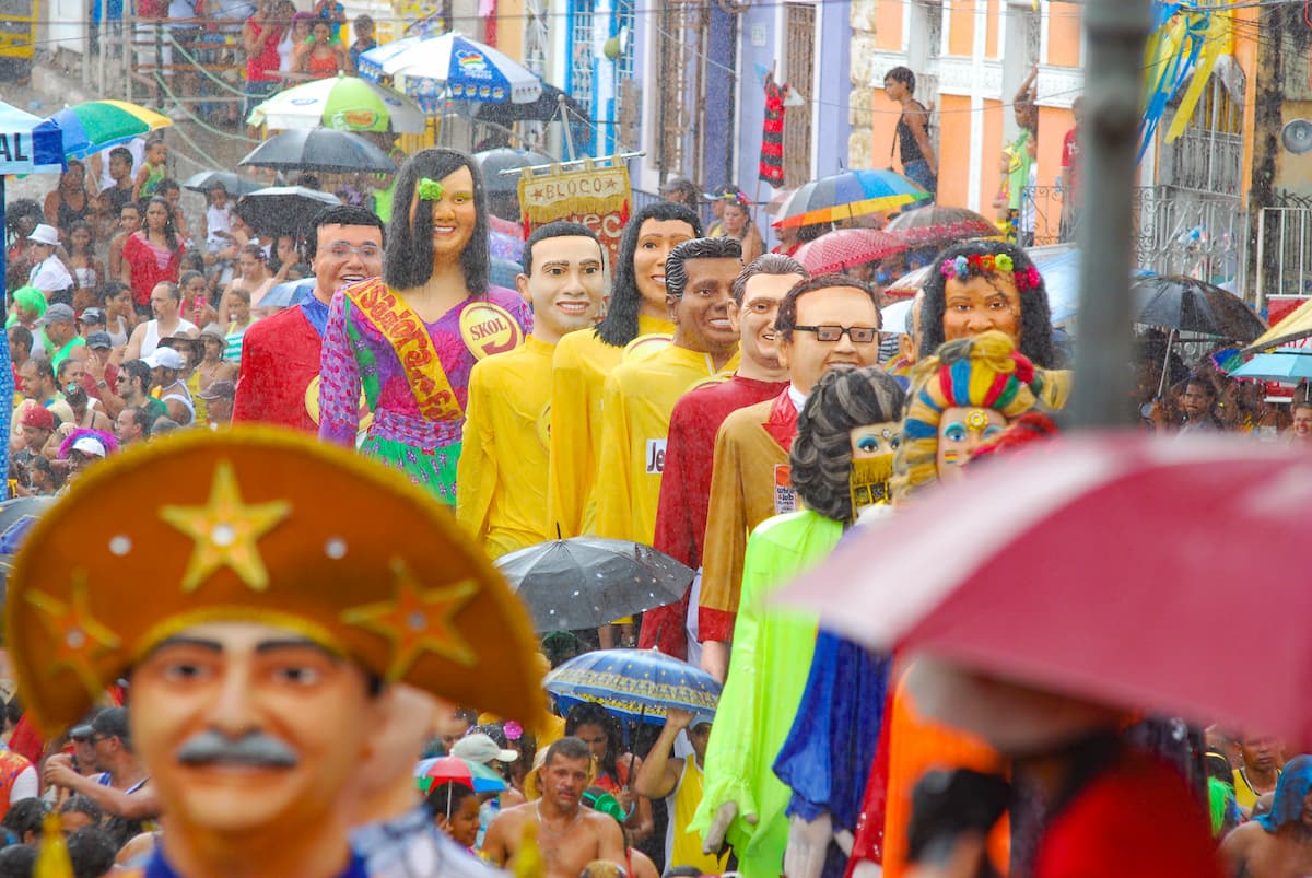 Carnaval agita cidades e reúne multidões