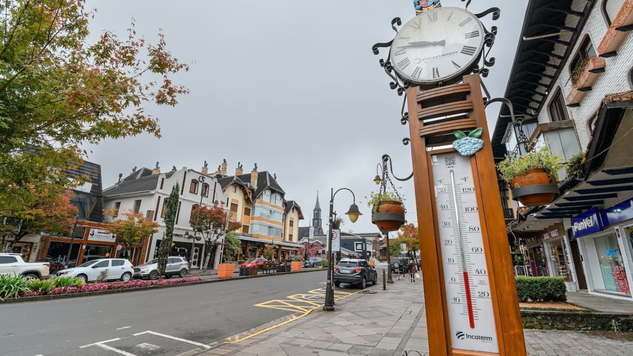 a encantadora Gramado é garantia de momentos especiais e experiências mágicas para todas as idades. Encravada na Serra Gaúcha, a cidade de 40
mil habitantes é a combinação do charme europeu com o
aconchego brasileiro, decorada por um cenário que encanta visitantes durante todo o ano.