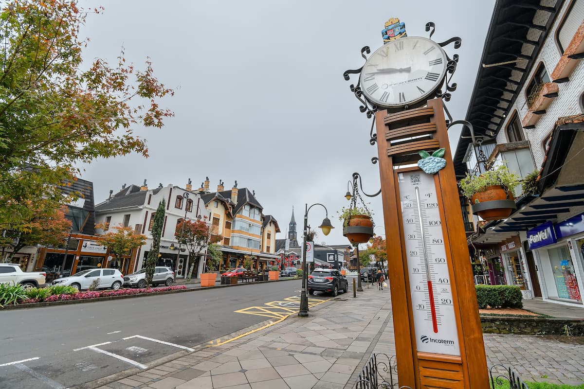 a encantadora Gramado é garantia de momentos especiais e experiências mágicas para todas as idades. Encravada na Serra Gaúcha, a cidade de 40
mil habitantes é a combinação do charme europeu com o
aconchego brasileiro, decorada por um cenário que encanta visitantes durante todo o ano.