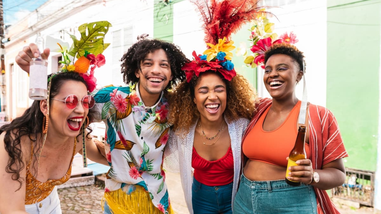 Carnaval agita cidades e reúne multidões