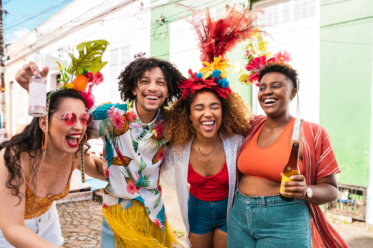 Carnaval agita cidades e reúne multidões