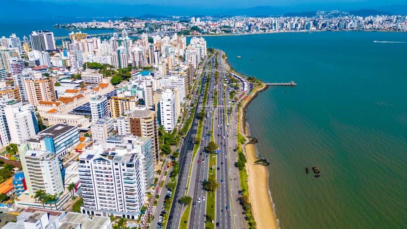 o estado de Santa Catarina emerge como um destino multifacetado, onde a natureza exuberante se funde com a sofisticação urbana.