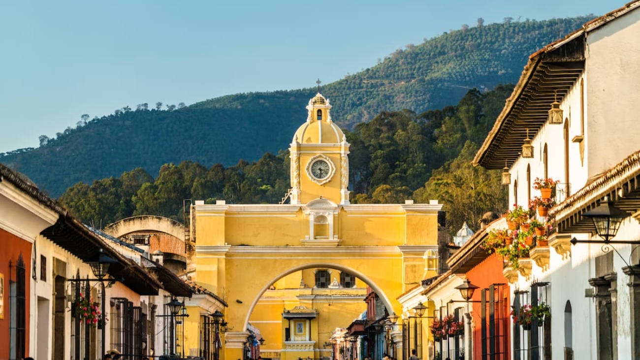 Antígua ostenta construções históricas belíssimas e vulcões majestosos em seus arredores, atraindo turistas dos mais diversos estilos