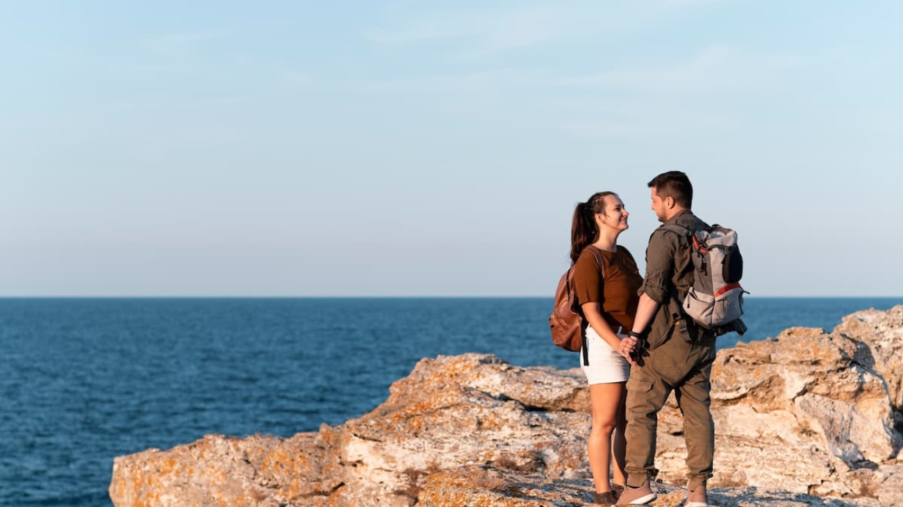 jovem-casal-viajando-juntos (1)