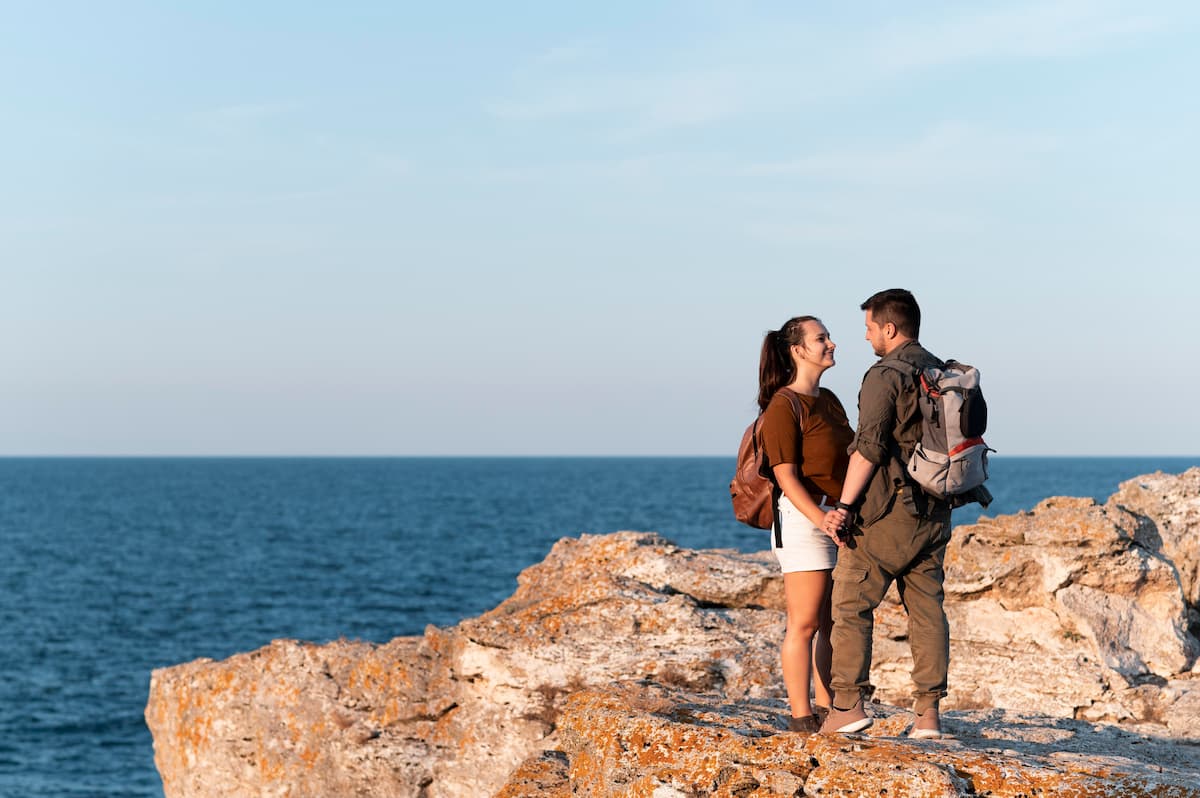 jovem-casal-viajando-juntos (1)