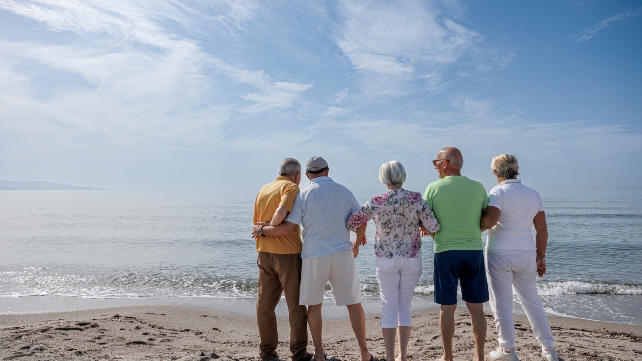Group,Of,5,Seniors,At,The,Beach,Standing,Together,Looking