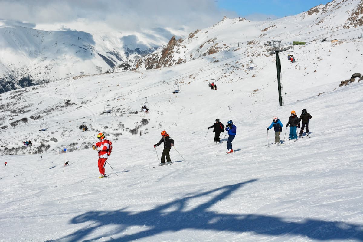 uma-bela-vista-do-cerro-catedral-localizado-em-bariloche-argentina (1) (1)