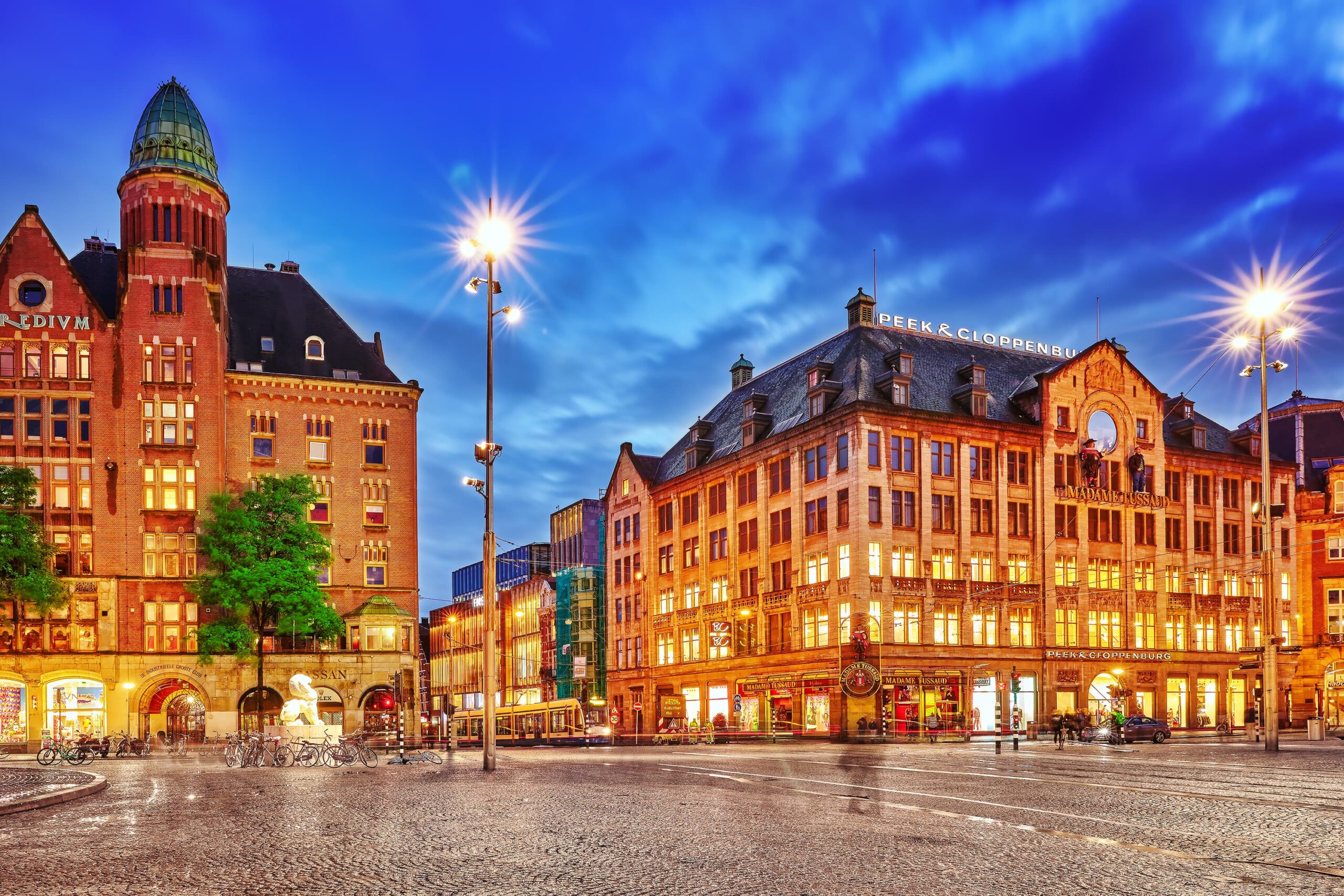 amsterdam-netherlands-september-15-2015-beautiful-amsterdam-centre-dam-square-evening-square-is-central-place-local-inhabitants-tourists-dutch-capital (1)