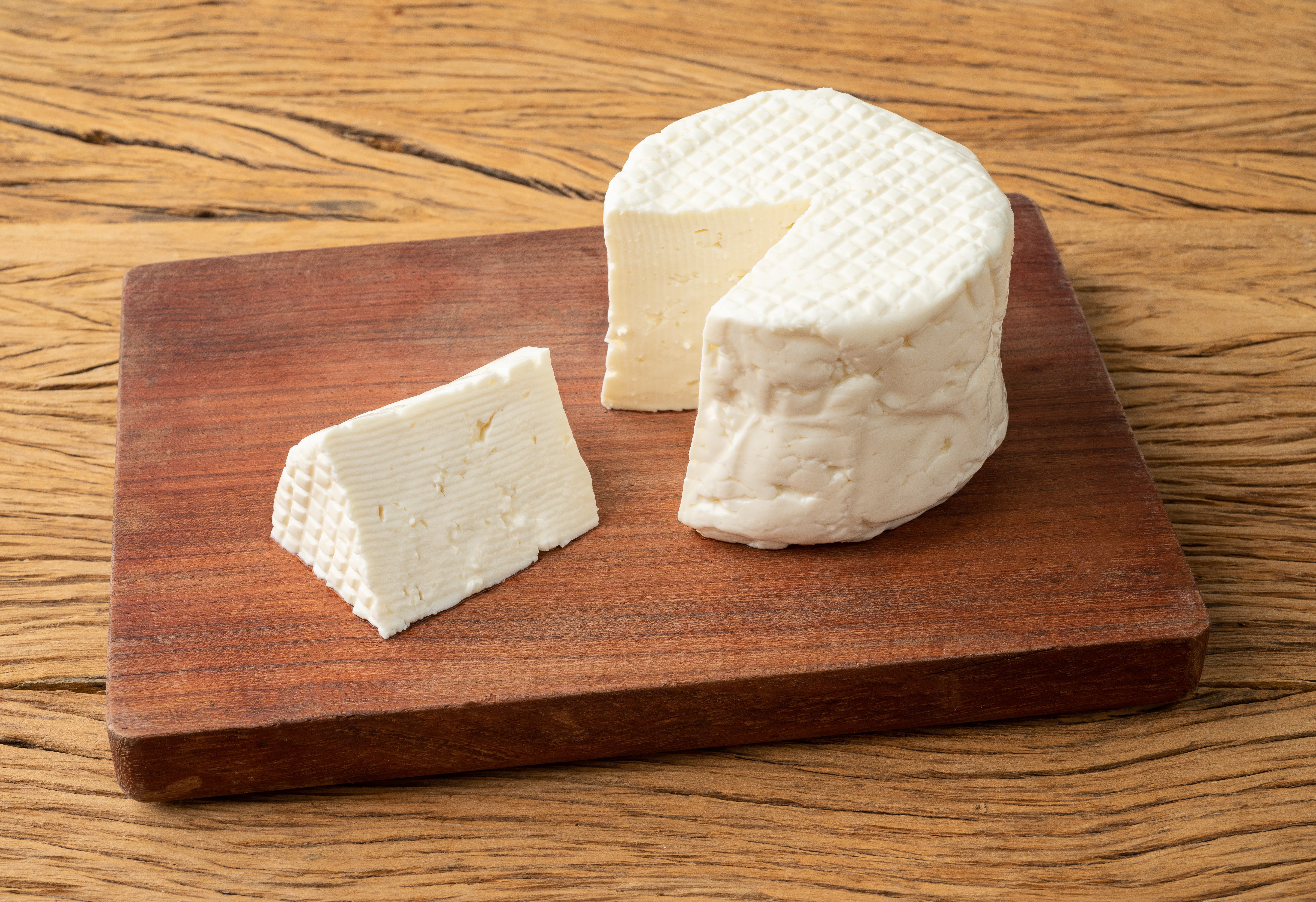 frescal-cheese-typical-brazilian-fresh-white-cheese-with-slice-wooden-table (1)