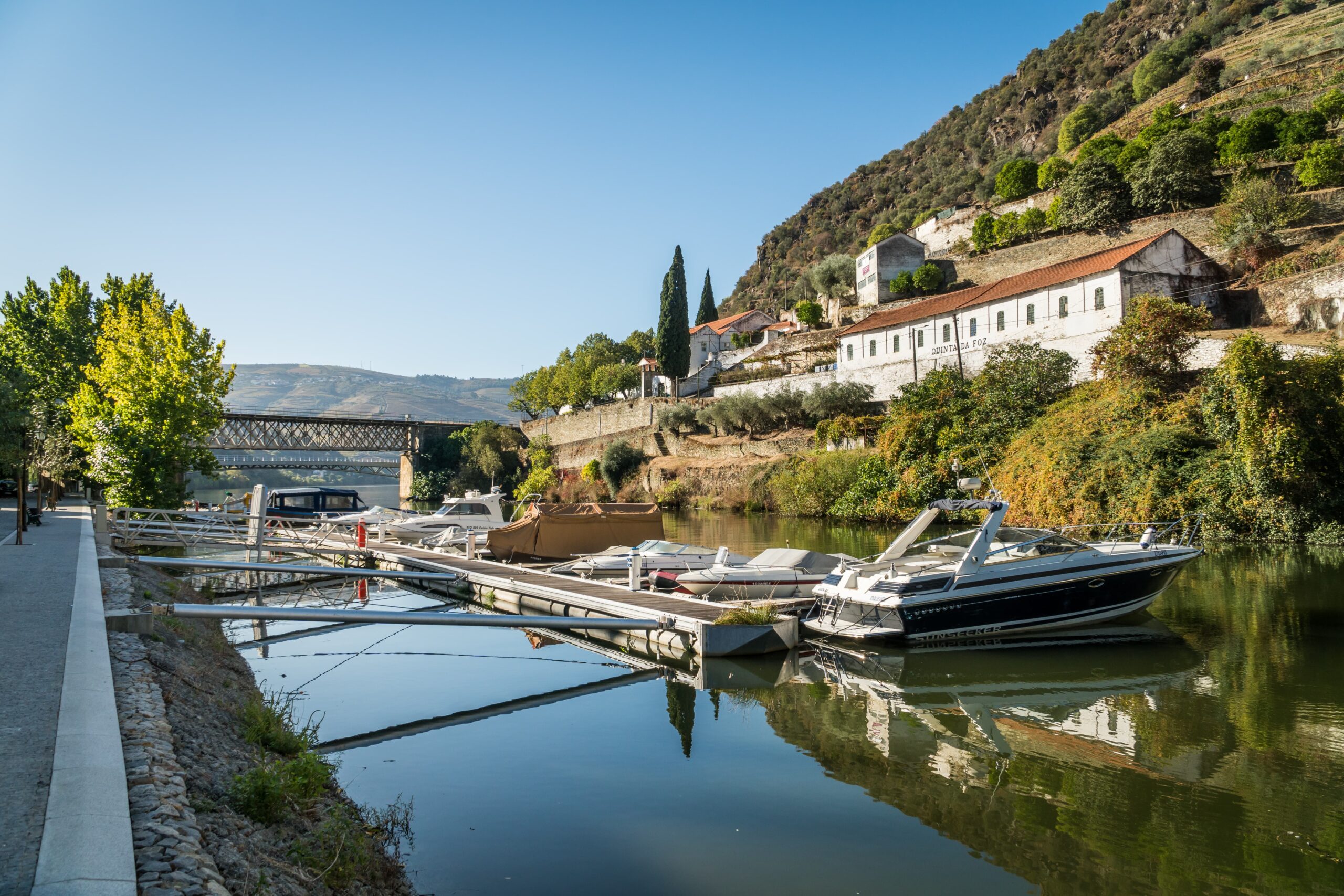 pinhao-douro-region-portugal-october-22-2017-view-quinta-da-foz-duoro-river-pier-with-boats-pinhao-village-portugal (1)