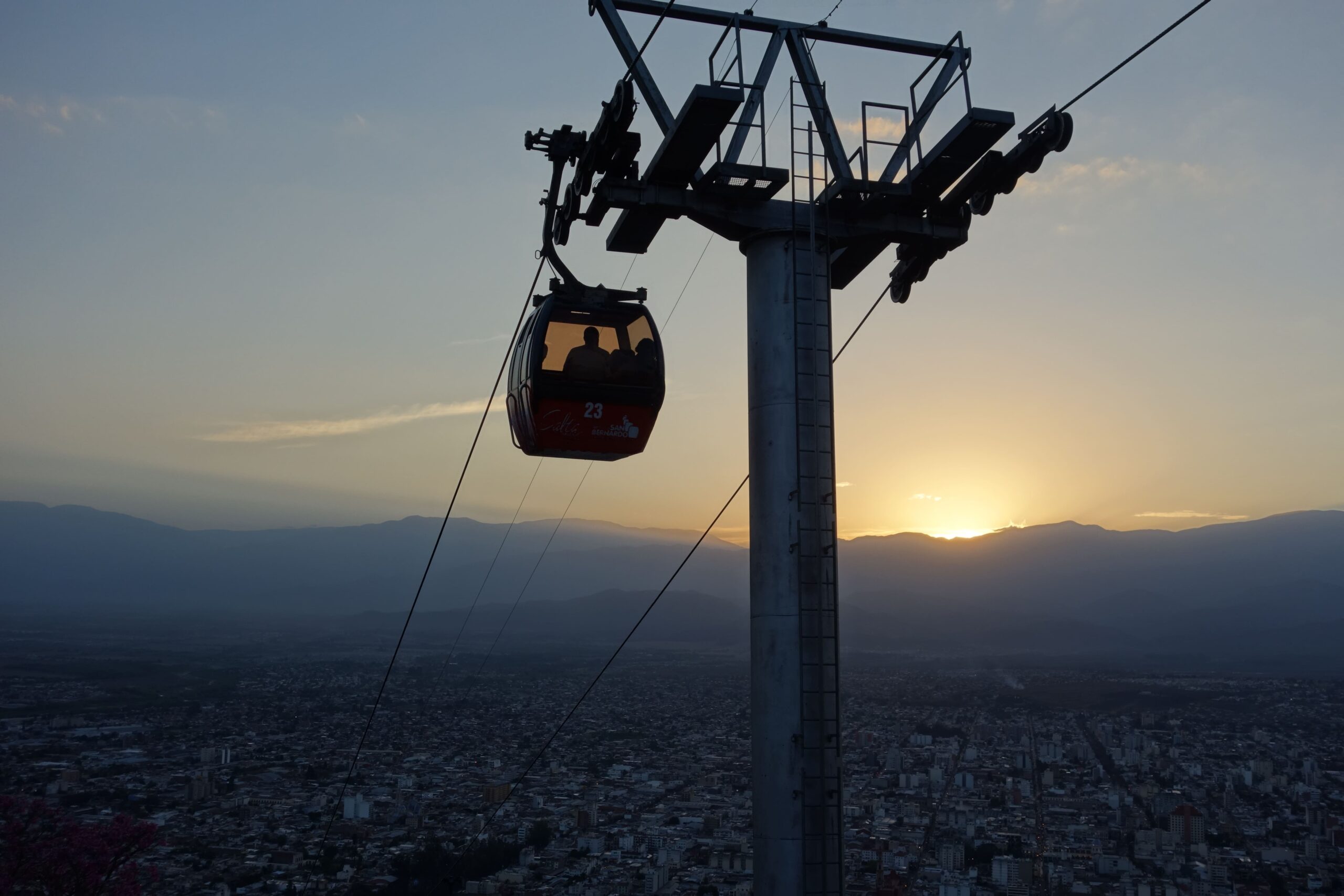 Detalhe de teleférico que sobe a montanha