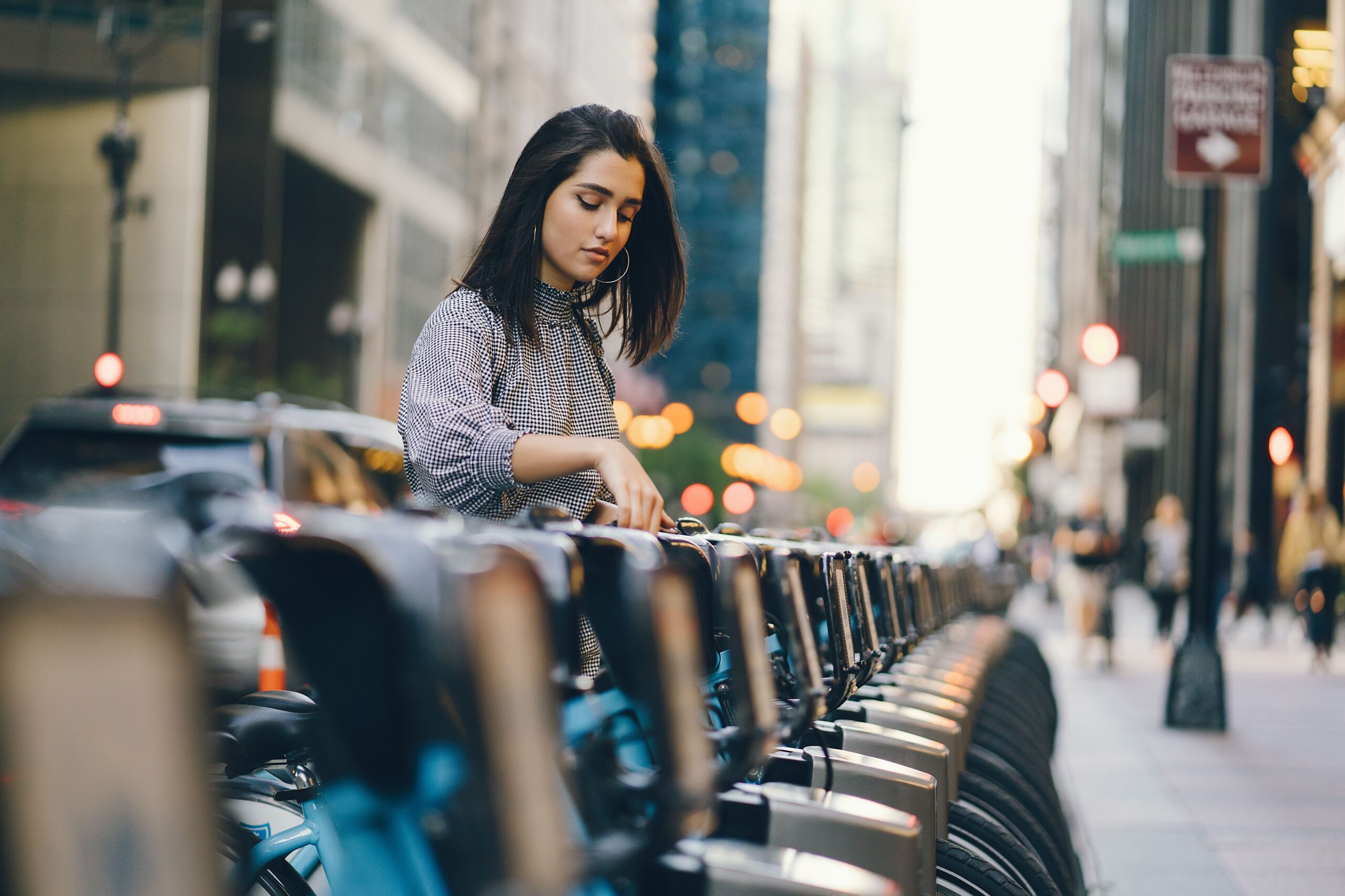 garota alugando bicicleta