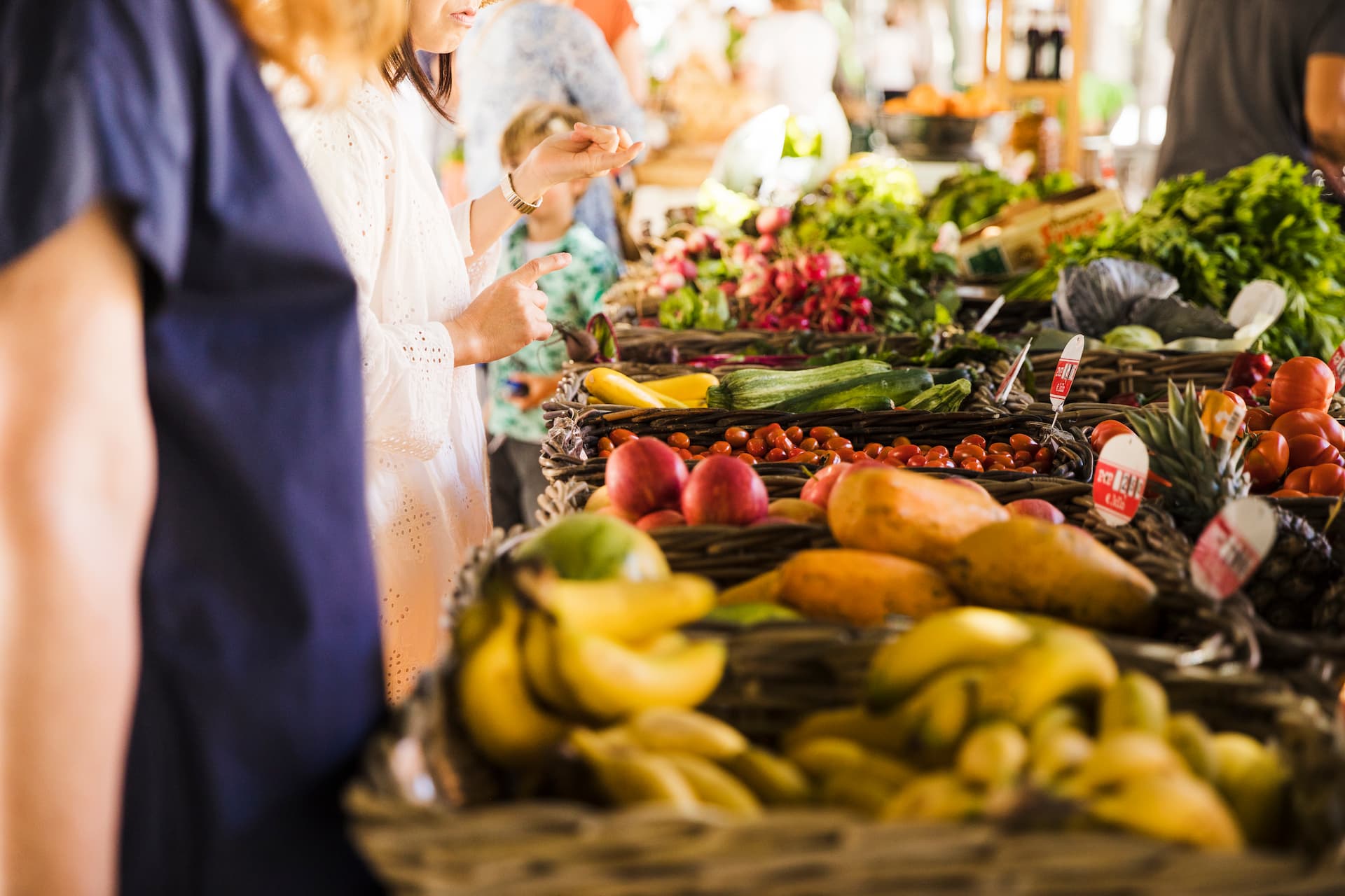 Pessoas comprando vegetais na tenda no mercado (1)