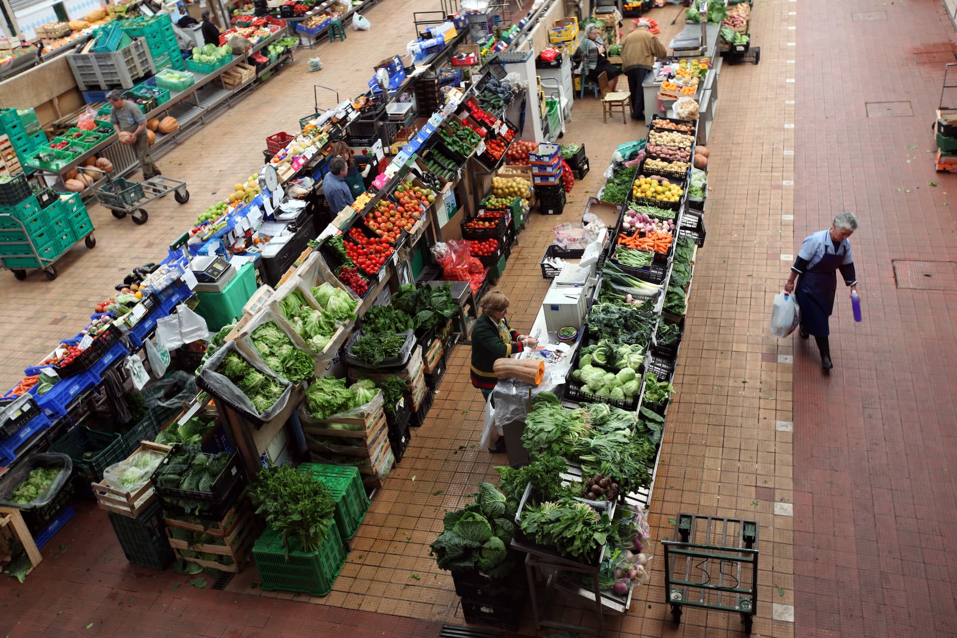 alto ângulo de pessoas comprando no mercado de legumes e frutas (1)