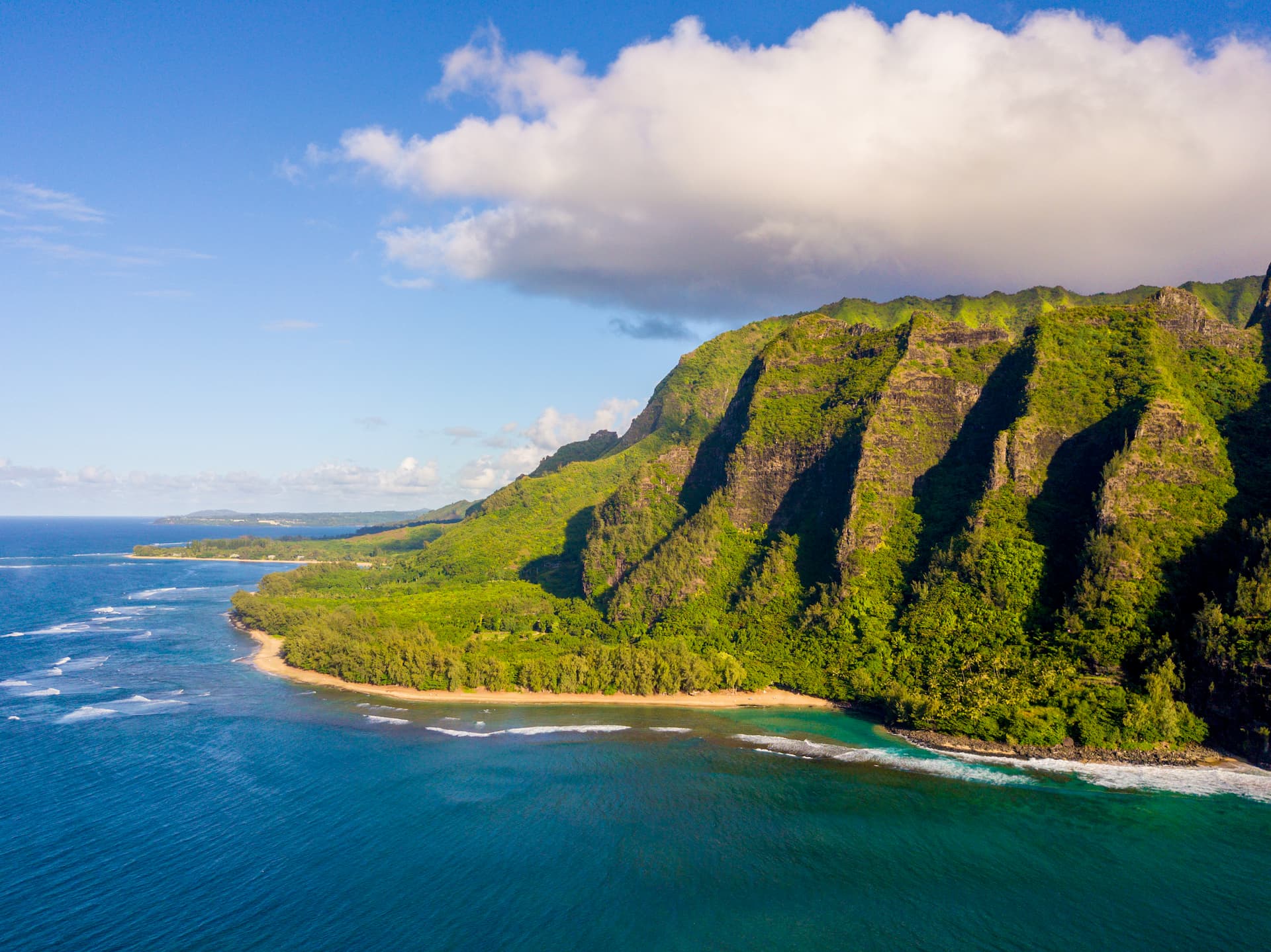 Bela vista aérea da ilha Na Pali em Kauai (1)