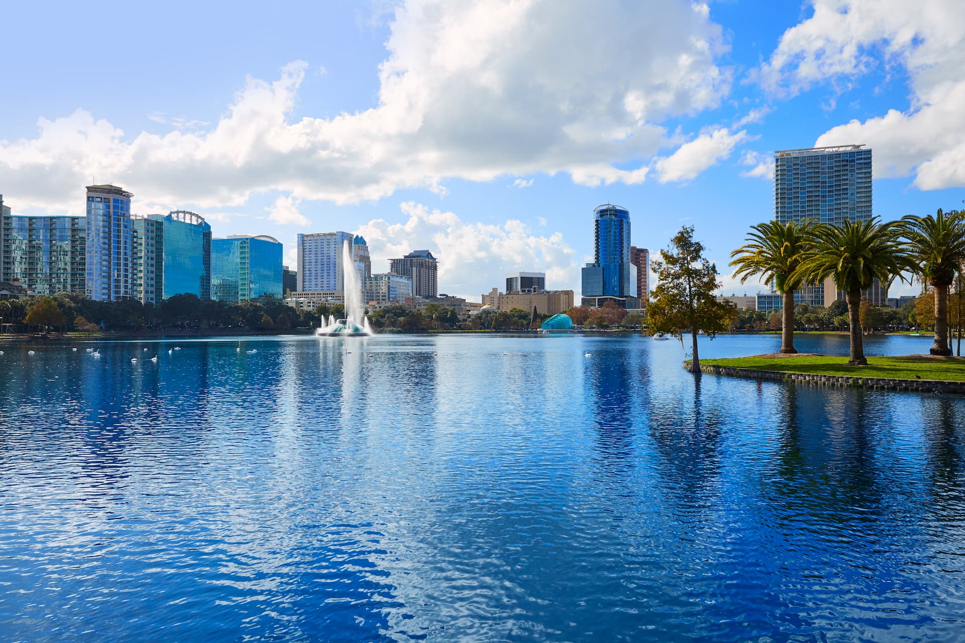 Skyline de Orlando fom lago Eola Florida EU - destaque (1)