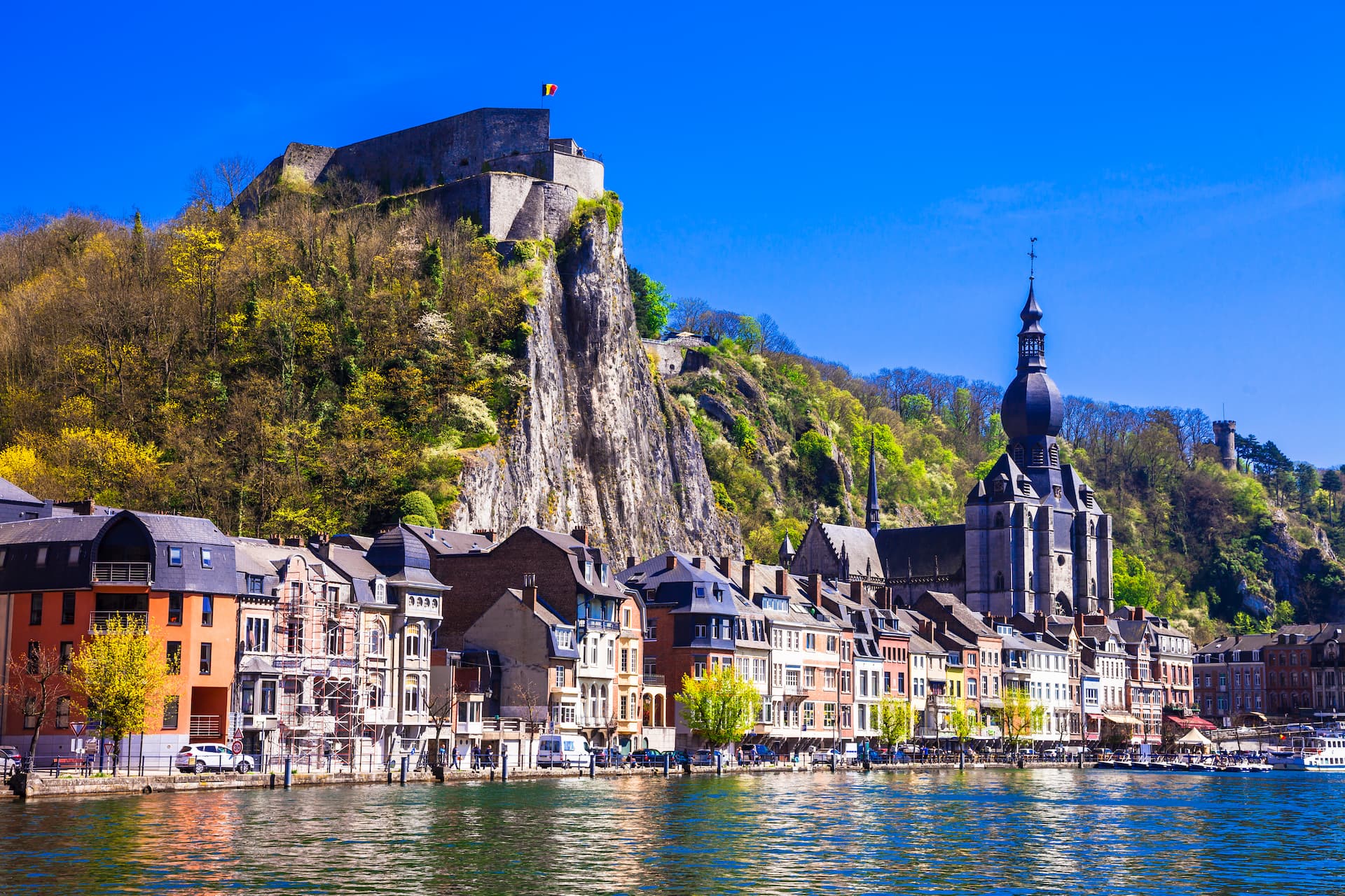 Dinant pictórico sobre o Rio Meuse, na Bélgica (1)