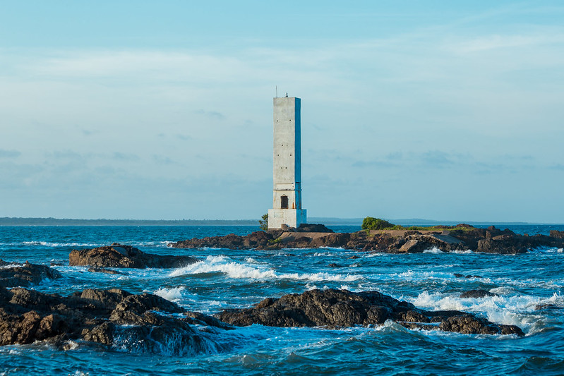 Farol no paraíso azul da Concha