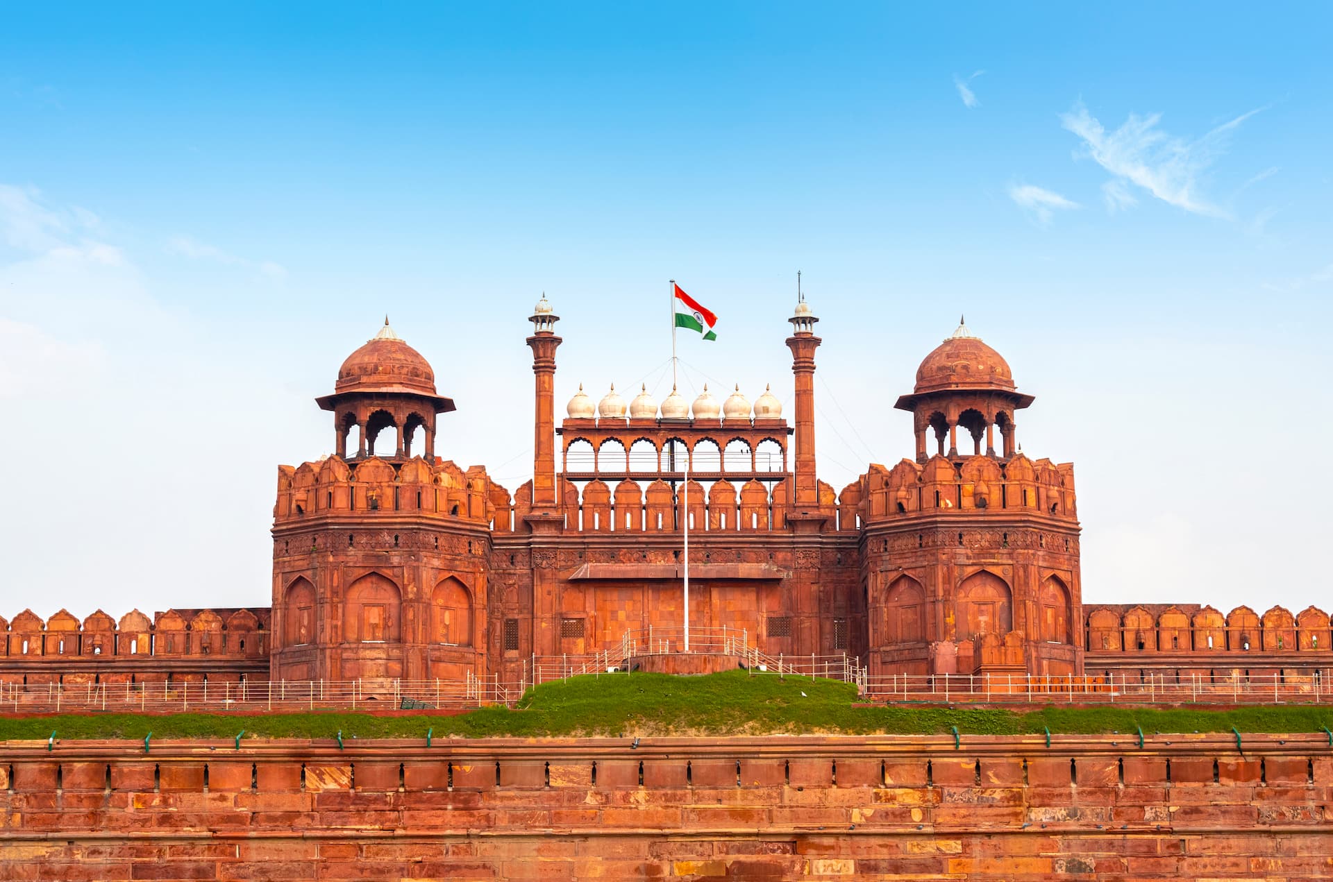 Vista do Red Fort durante um dia ensolarado de verão (1)