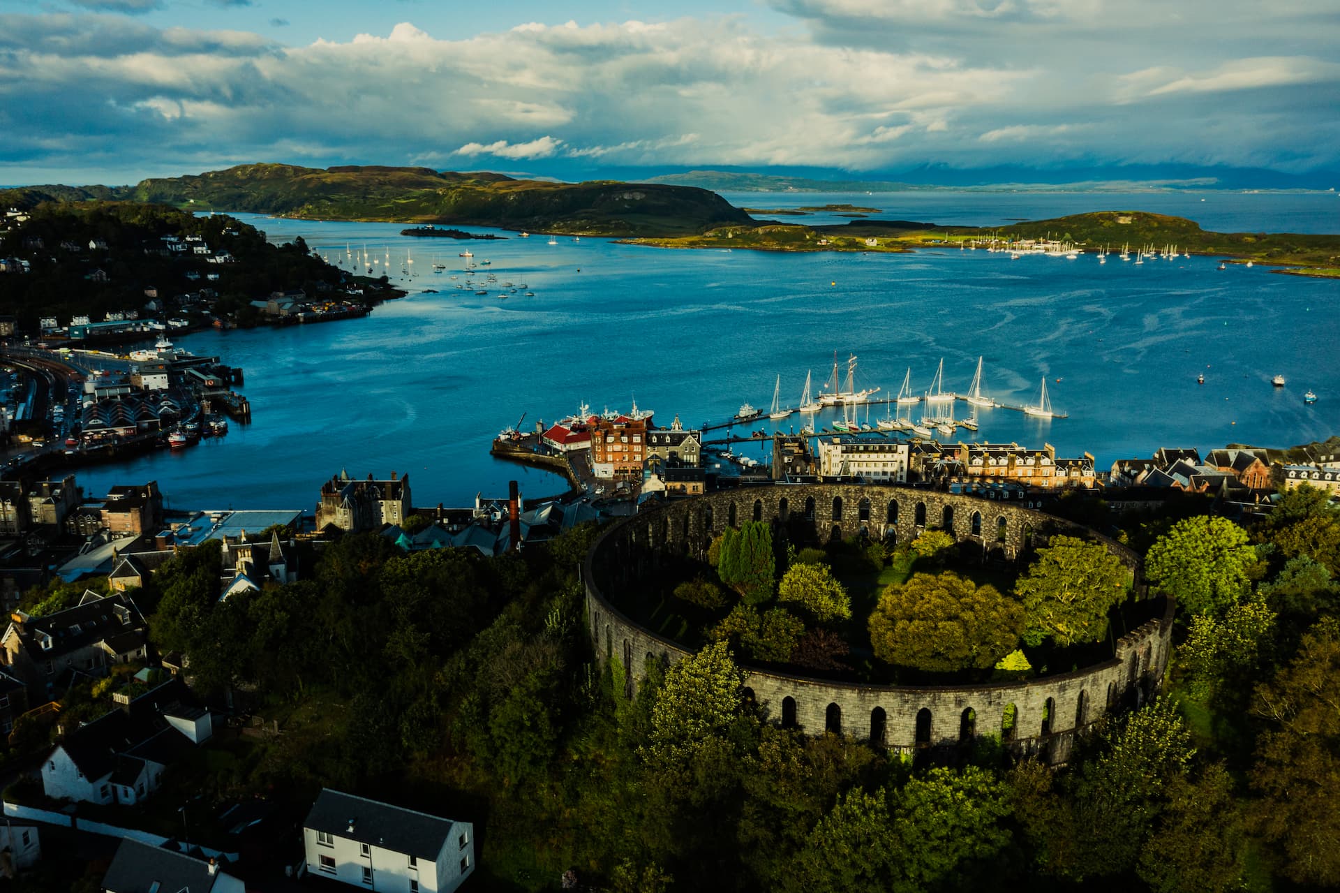 Conheça a Torre de McCaig em Oban (1)