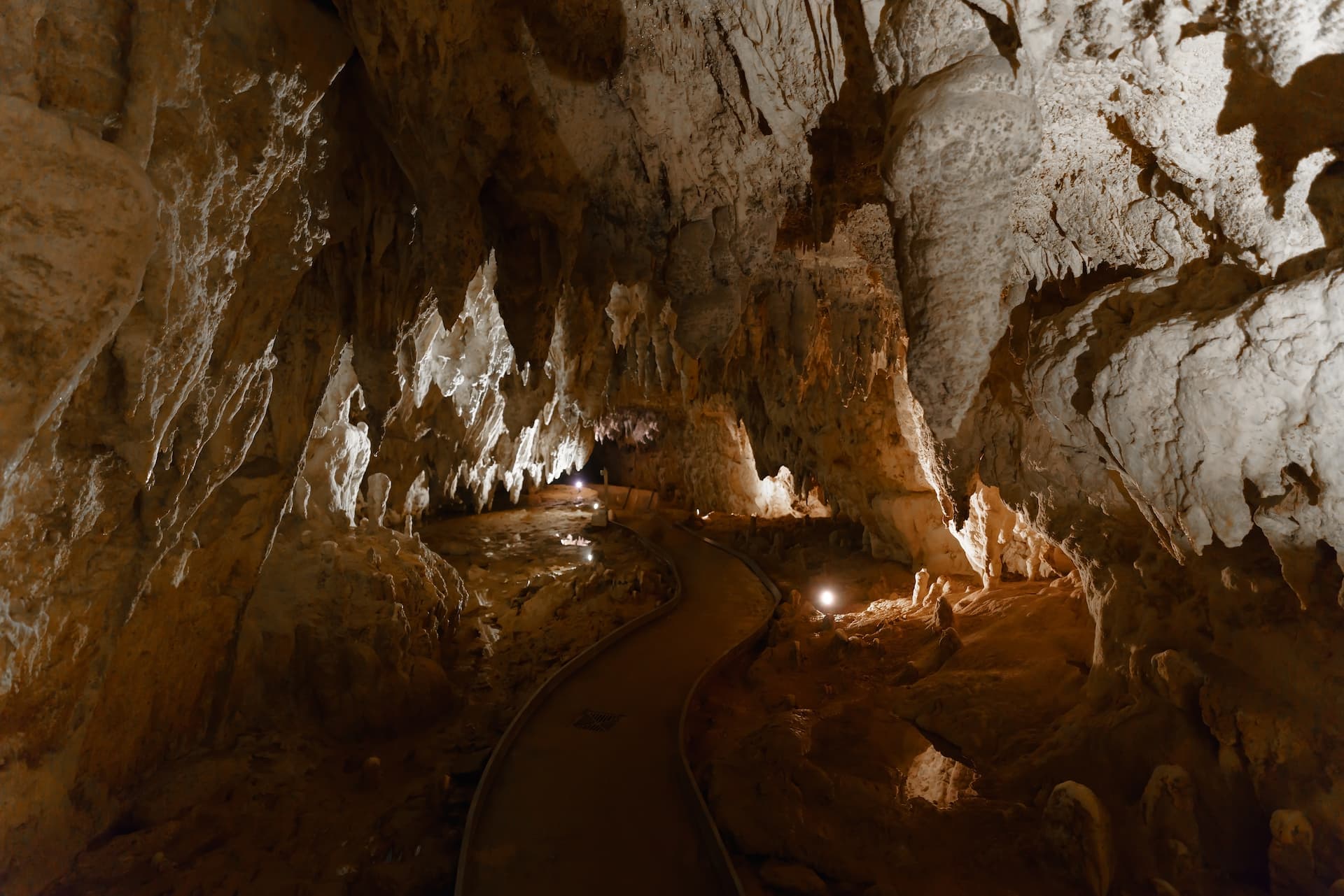 Estalactites na caverna Waitomo, na Nova Zelândia (1)