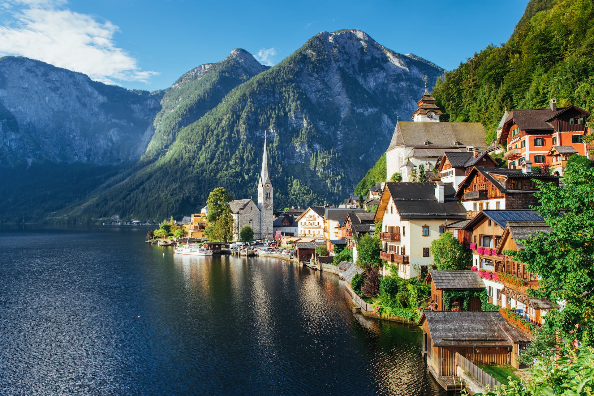 Vista aérea da cidade de Hallstatt entre montanhas