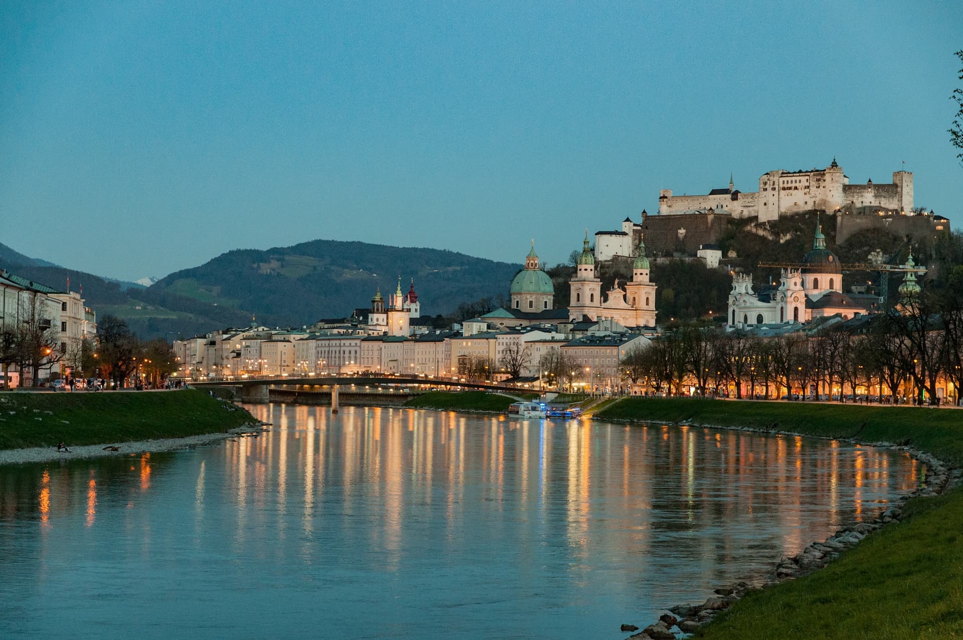 Vista cinematográfica de Salzburgo e seus monumentos