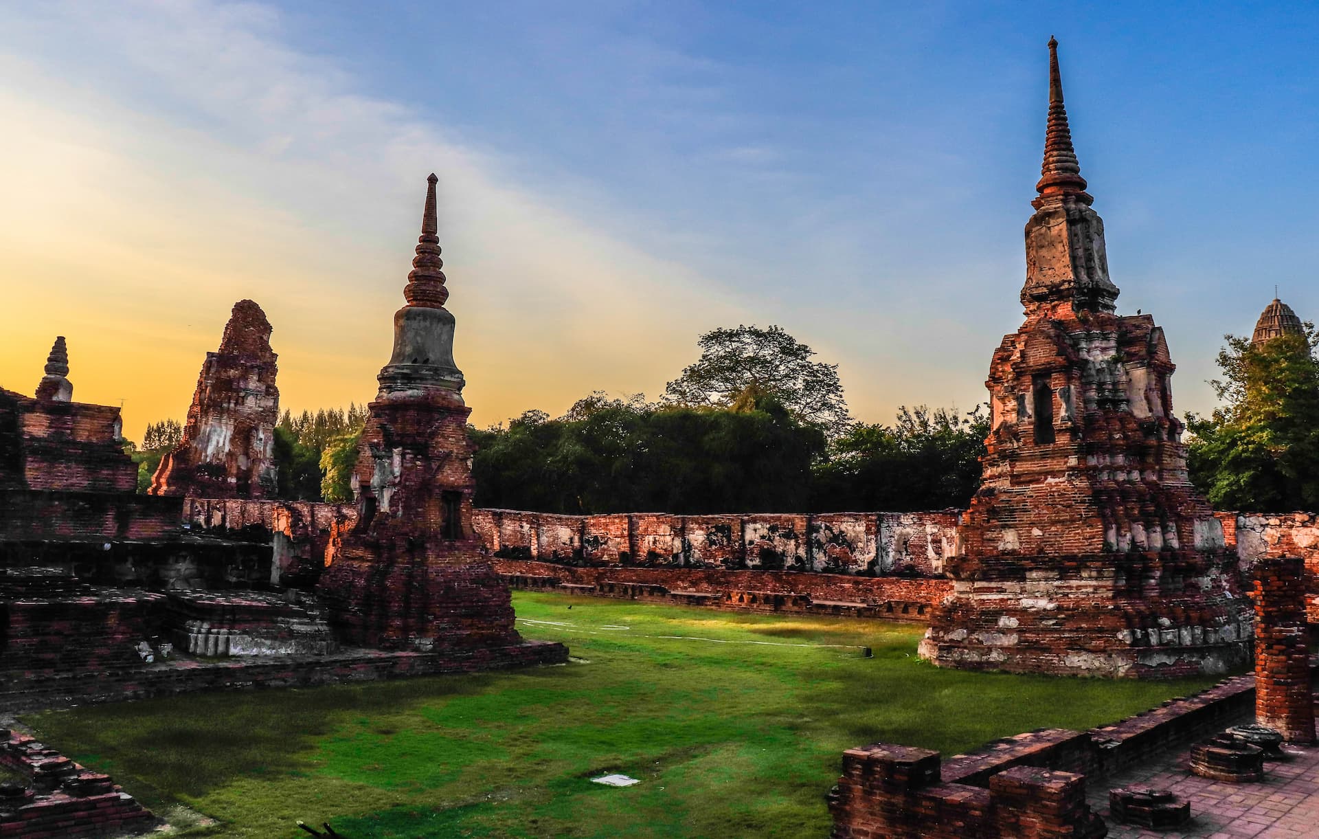 Vista panorâmica de Ayutthaya e suas ruínas