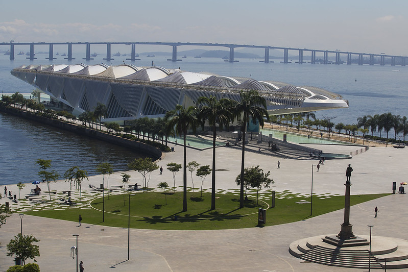 O Museu do Amanhã e ao fundo a ponte Rio-Niterói no Rio de Janeiro.