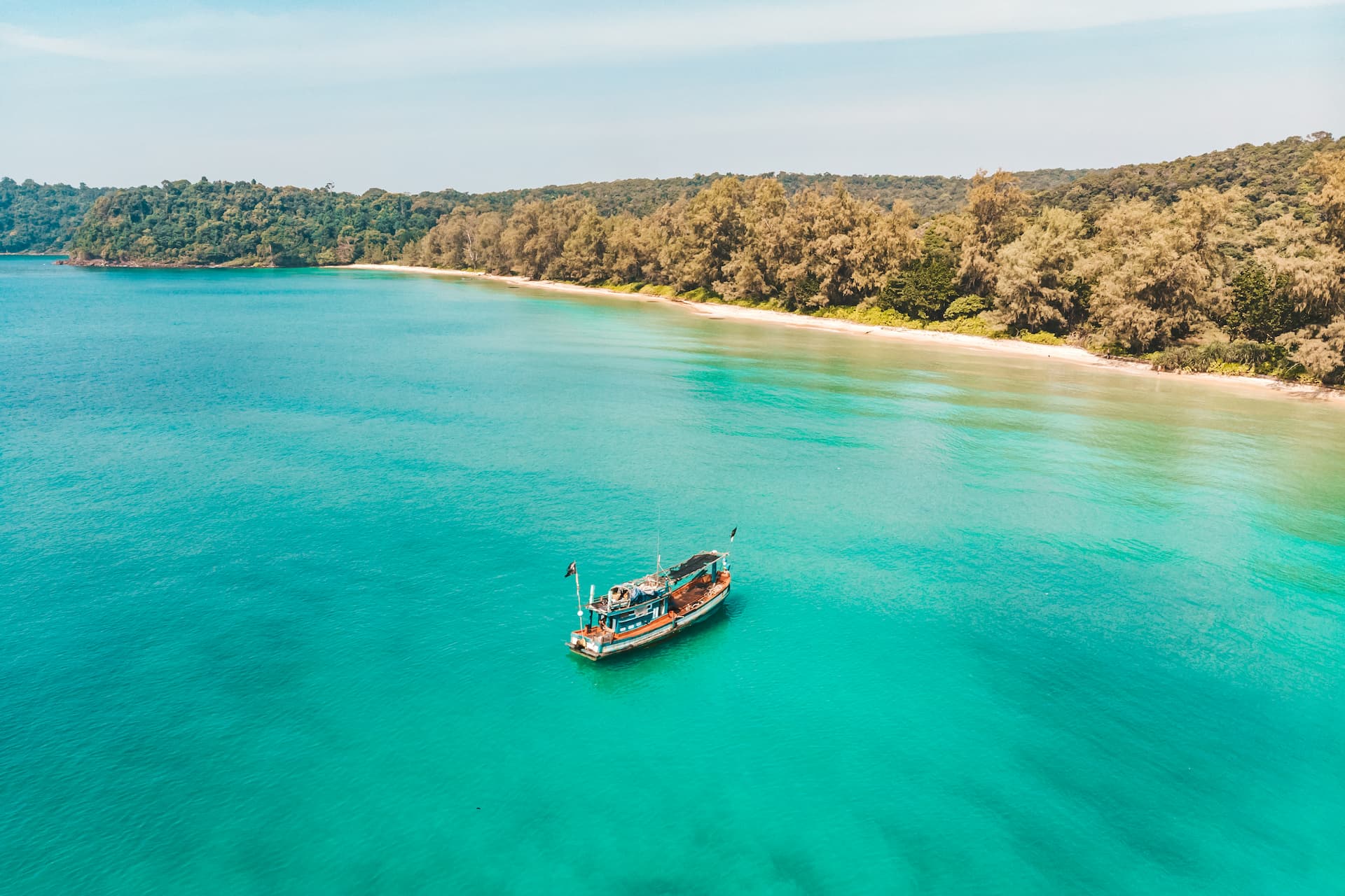 A água turquesa e cristalina do mar Costa da ilha Koh Rong Samloem, no Camboja (Créditos FreepikMrDm) (1)