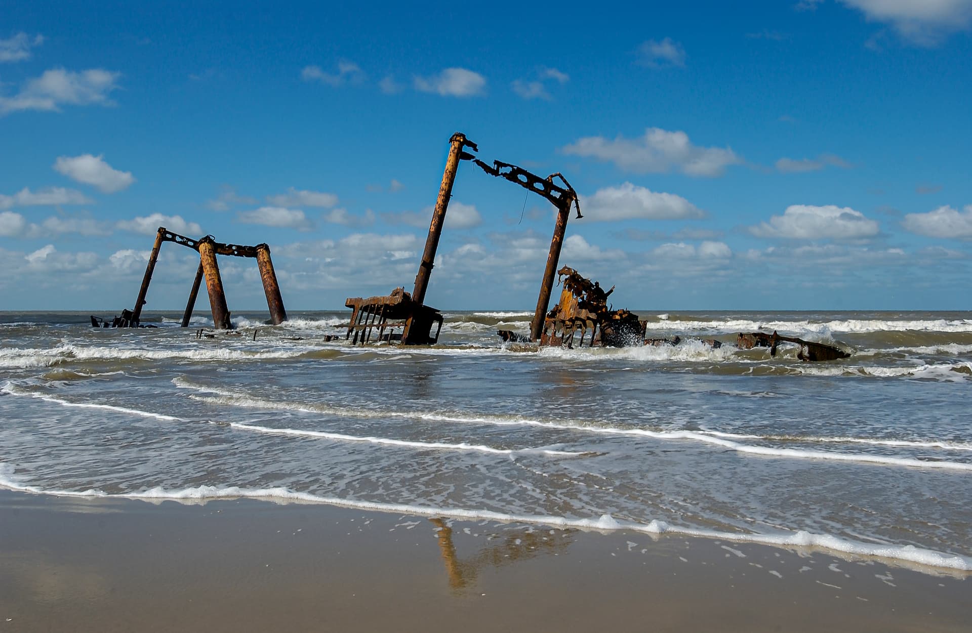 Barco encalhado na Praia do Cassino, onde acontece a Festa de Iemanjá (Créditos caciomurilo1Freepik) (1)