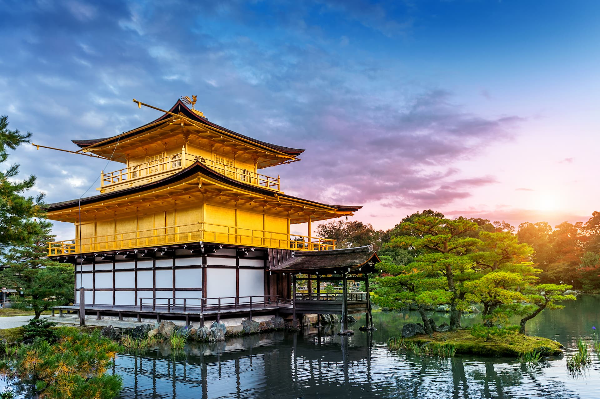 O pavilhão dourado. Templo Kinkakuji em Kyoto, Japão (Crédito Freepik - tawatchai07)